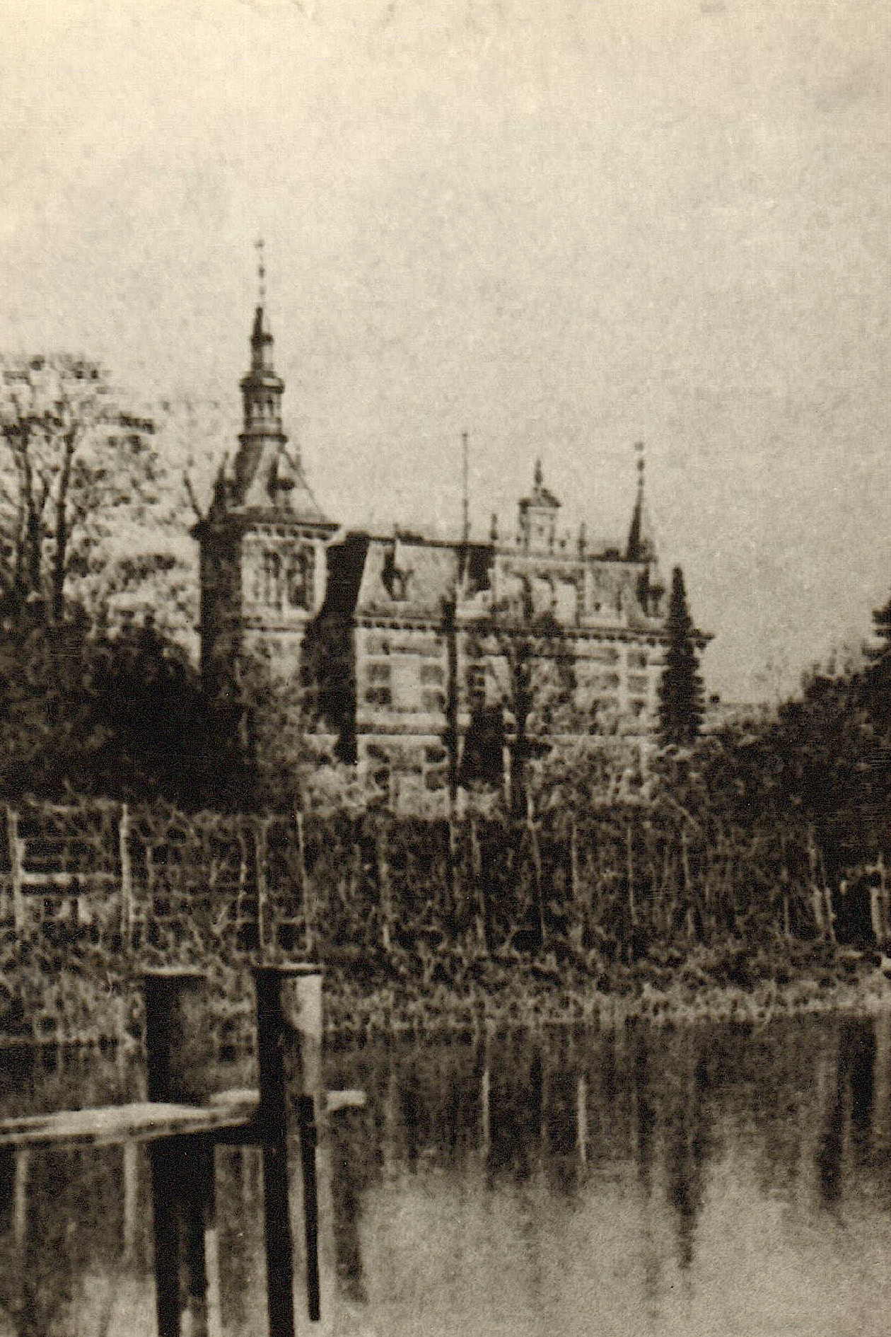 Historisches Foto der Villa Bechstein mit Marina und Park um 1905