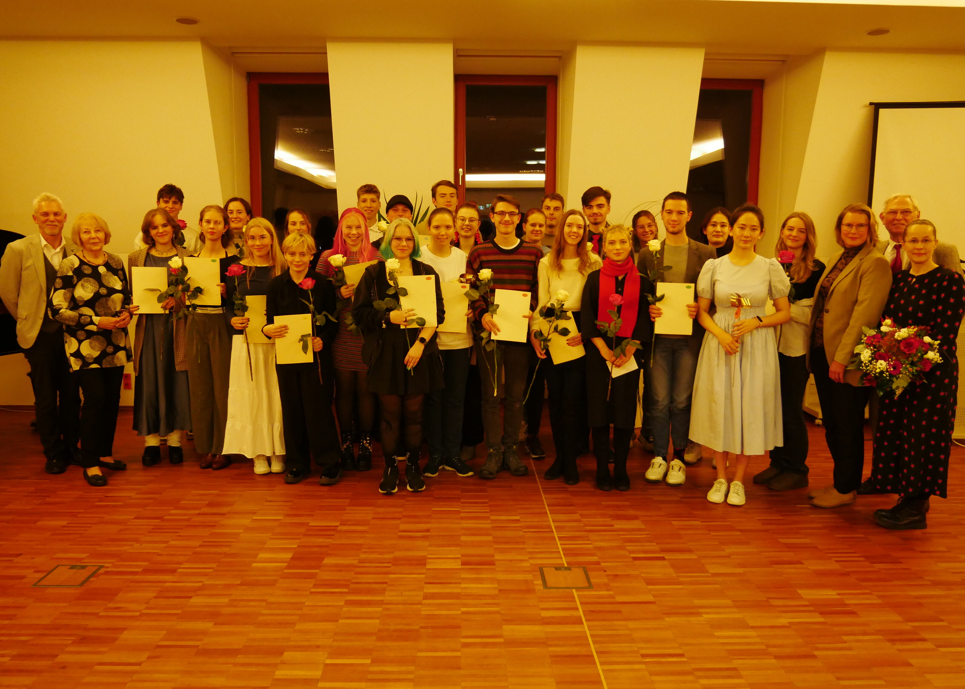 Abschluss einer jeden Jugendkunstpreisverleihung ist das traditionelle Gruppenfoto mit allen geehrten jungen Teilnehmenden, der Festrednerin Susanne Branding (Geschäftsführerin der Wohnungsgesellschaft Erkner mbH, r.), Lothar Eysser (Vorsitzender der Stadtverordnetenversammlung Erkner, 2. v. r.), Katja Kaiser (Dezernentin für Jugend, Soziales und Kultur des Landkreises Oder-Spree, 3. v. r.) Bürgermeister Henryk Pilz (l.) und Sigrid Riedel (Vorsitzende der Kunstfreunde Erkner e. V., 2. v. l.).