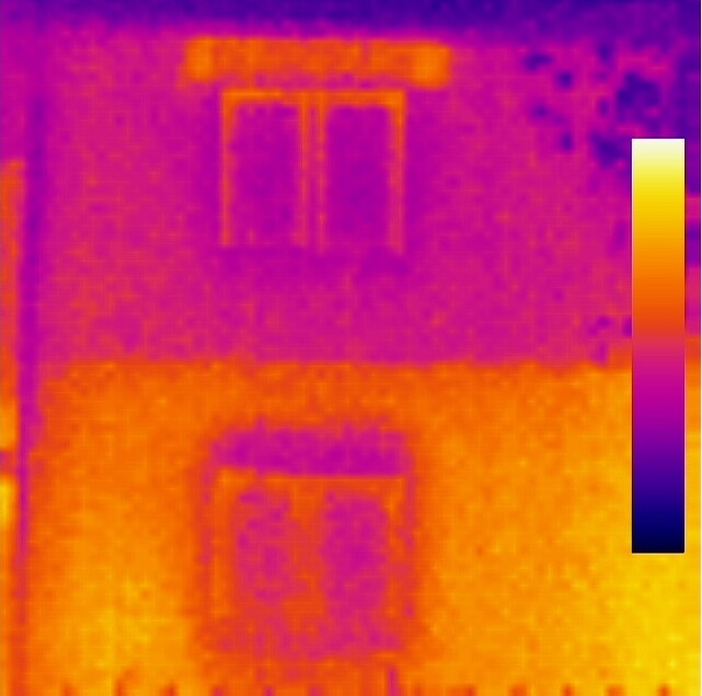 Haus betrachtet durch Wärmebildkamera