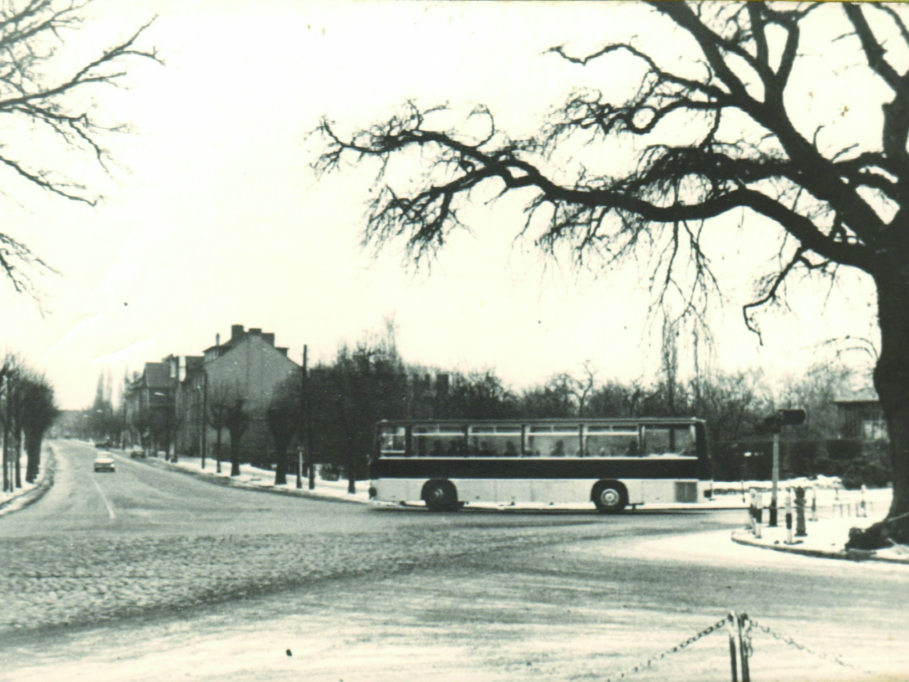 Aufnahme um 1970 - Bus am Kreisel der Friedrichstraße