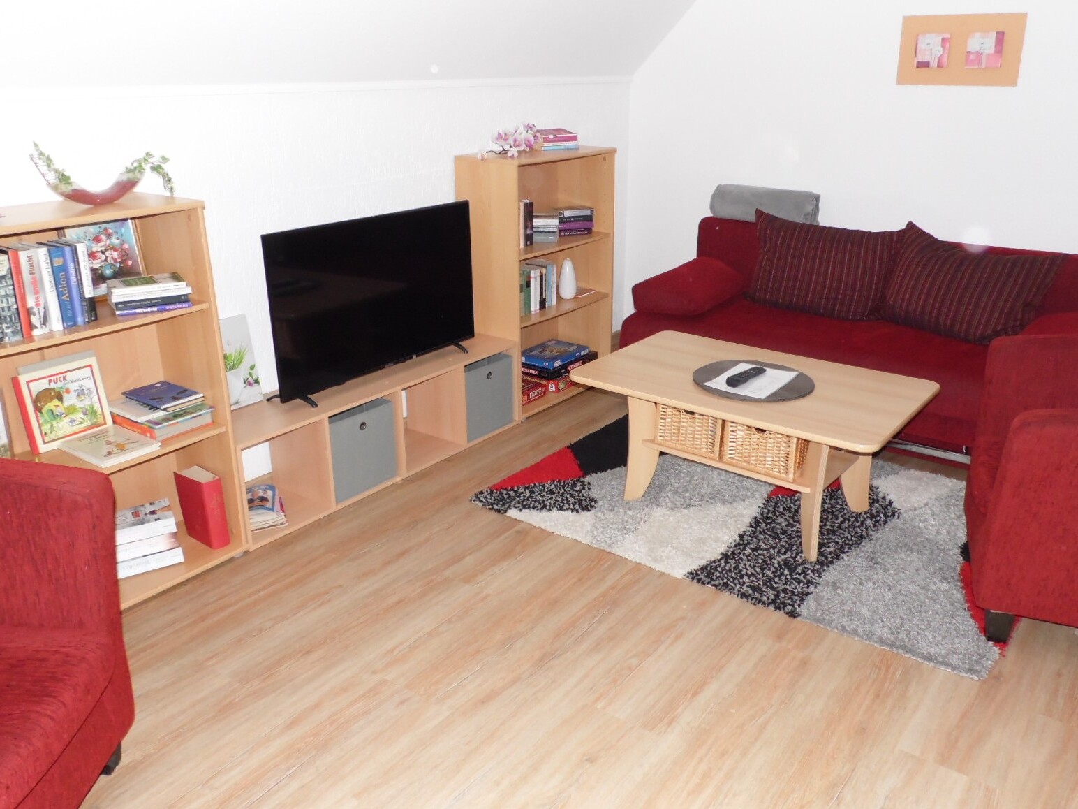 Wohnzimmer mit roter Couch