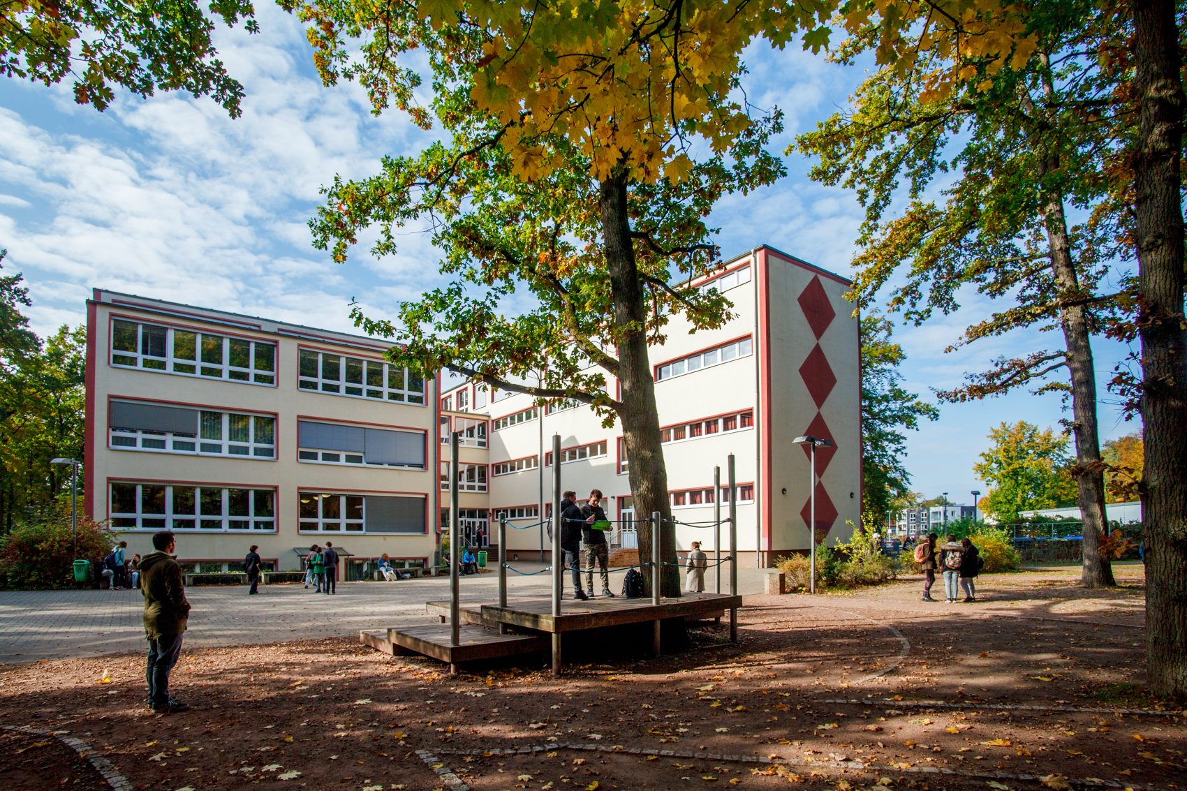 Schulhof mit Blick auf Gebäude