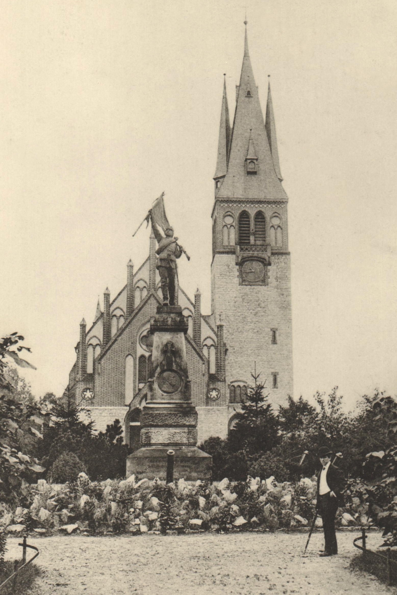 Historisches Foto vom Kirchvorplatz
