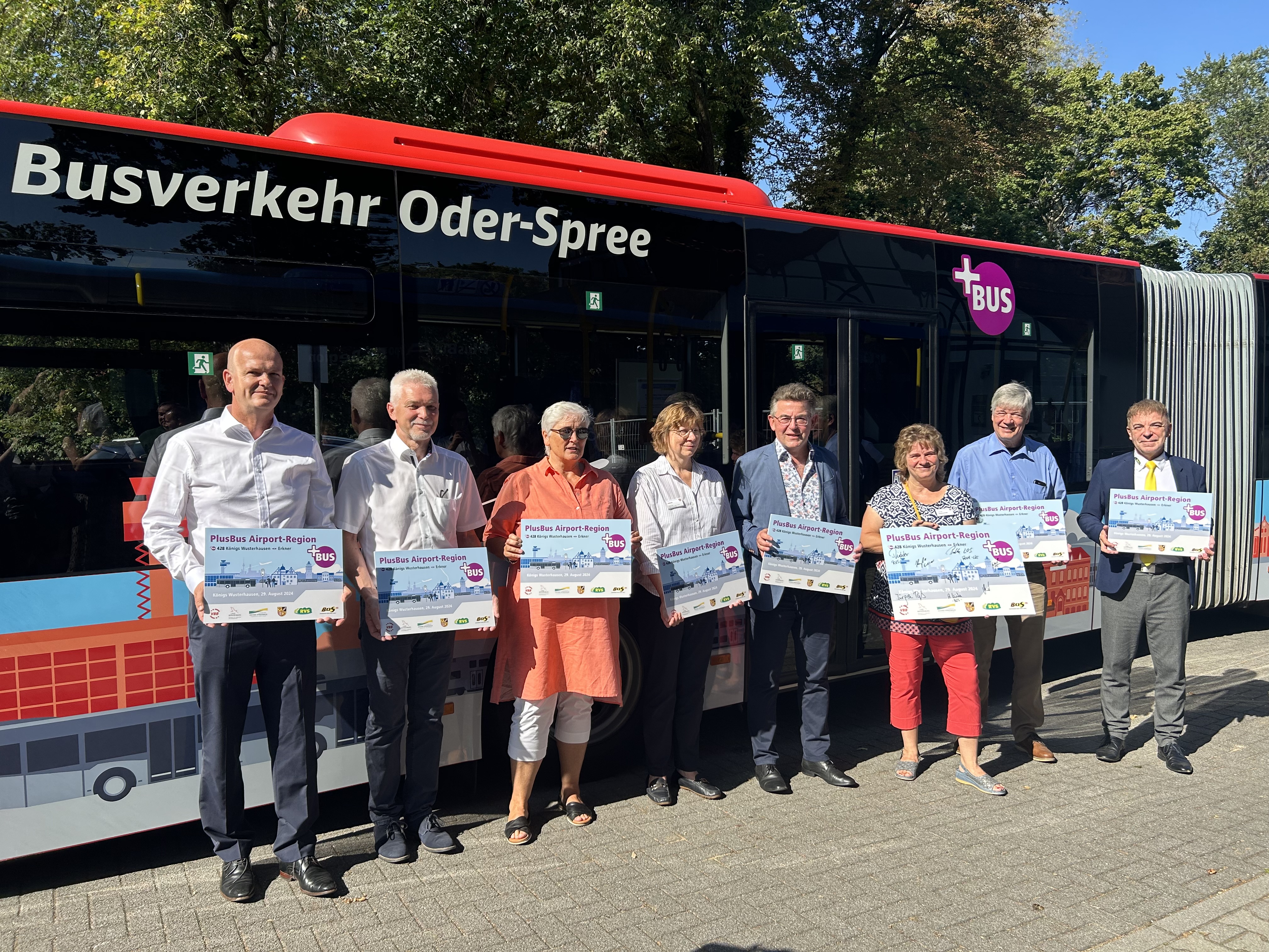 Vertreter:innen des Verkehrsverbunds Berlin-Brandenburg, der Verkehrsgesellschaften RVS Dahme-Spreewald  mbH und BOS GmbH, des Landesamts für Bauen und Verkehr, der Landkreise Dahme-Spreewald und Oder-Spree sowie die Bürgermeisterin von Königs Wusterhausen, Michaela Wiezorek und Erkners Bürgermeister Henryk Pilz waren bei der Eröffnung der kreisübergreifenden PlusBus-Linie 428 dabei