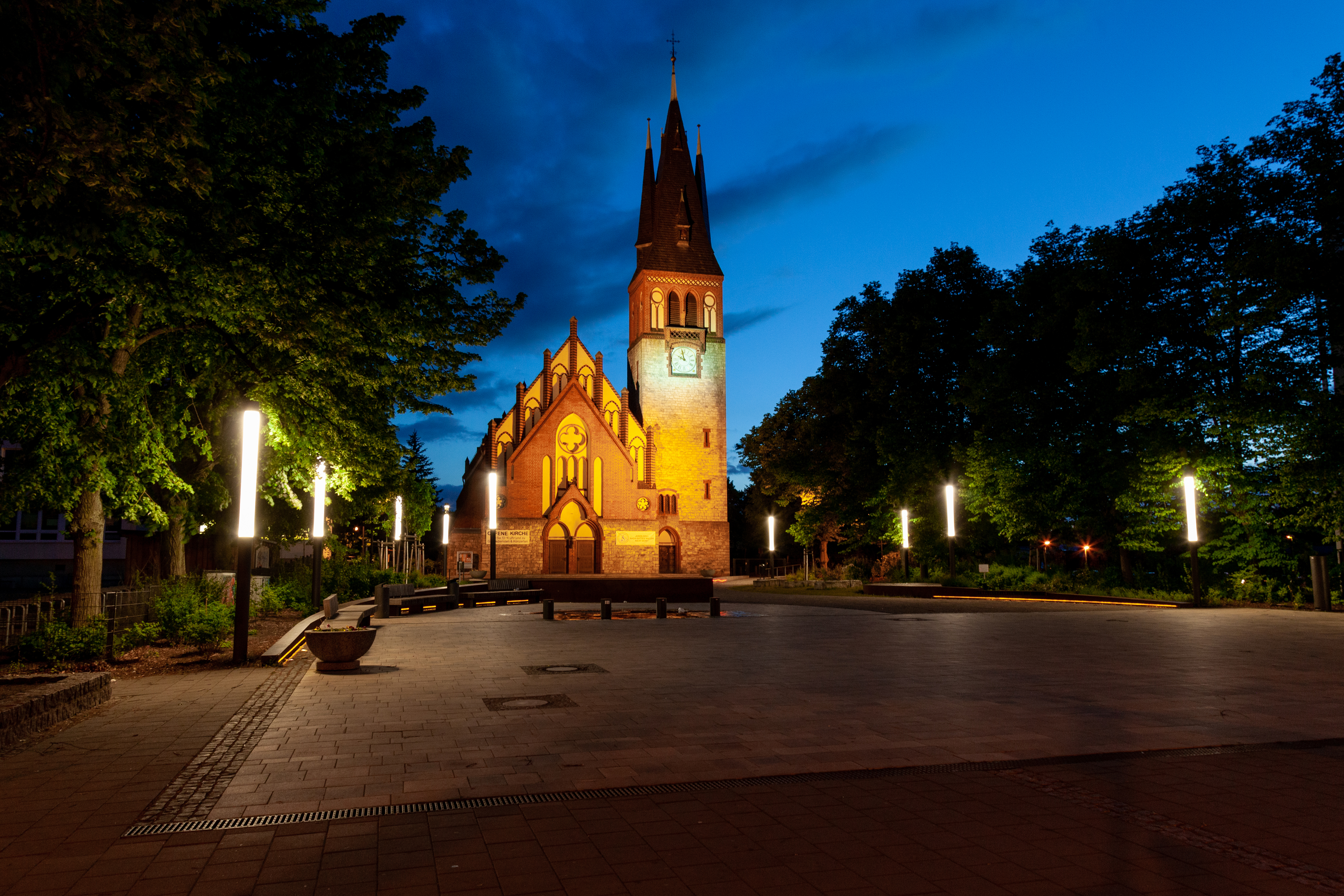 Beleuchteter Kirchvorplatz und Kirche